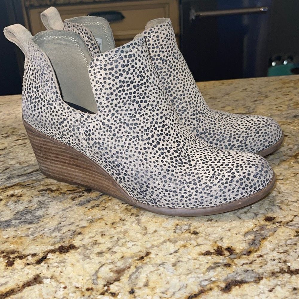 Tom’s Kallie Wedge Bootie cheetah suede, macadamia, size 8